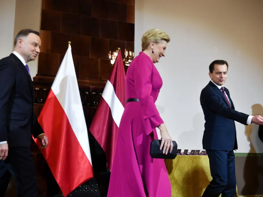 Zabawny modowy zbieg okoliczności: Agata Duda dopasowała się stylizacją do arcybiskupa [FOTO]