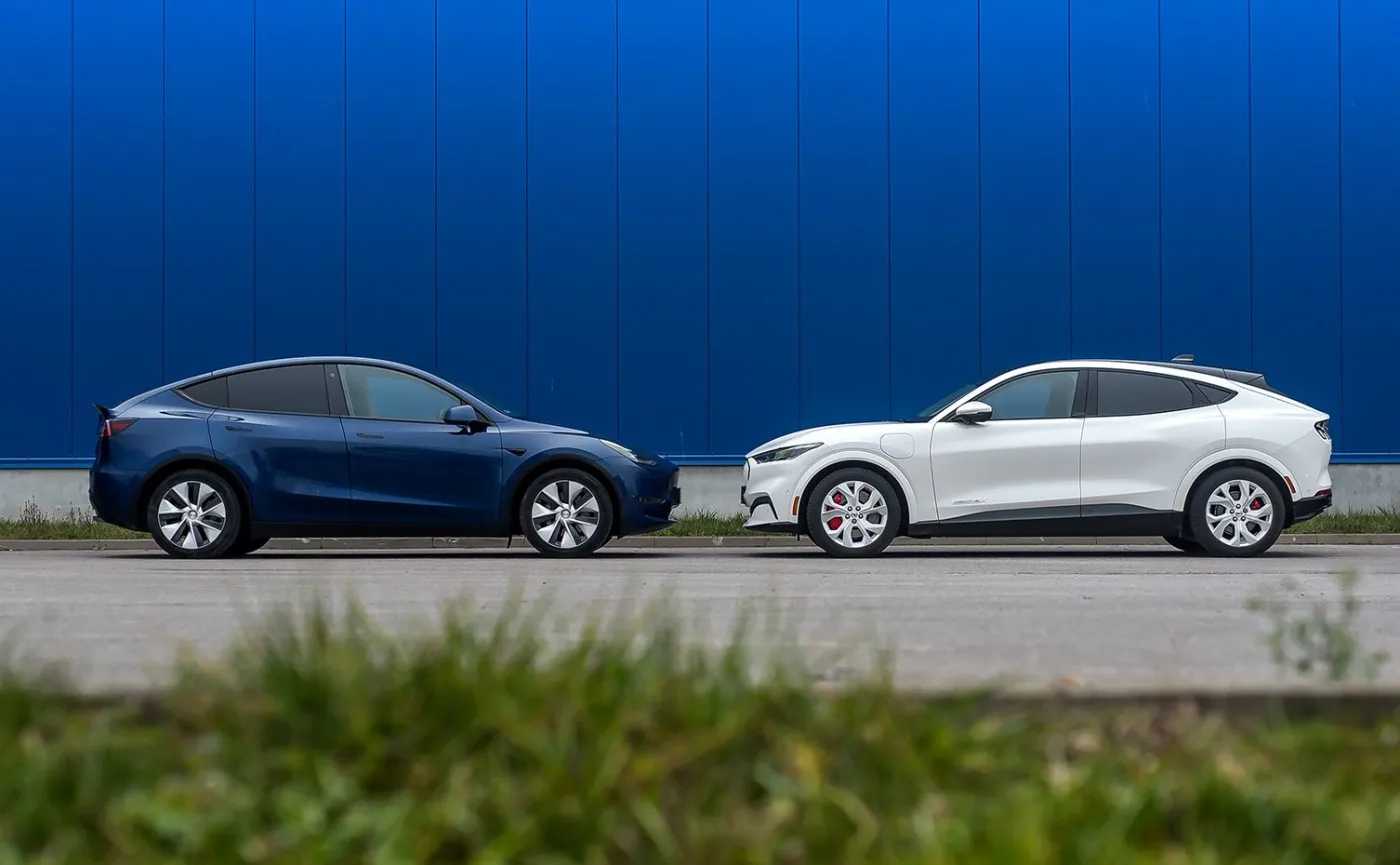 Tesla Model Y i Ford Mustang Mach-E
