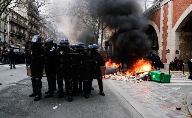 Paryż ma śmierdzący problem. Zalewają go śmieci