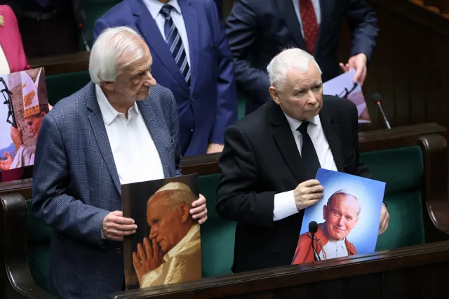Obrona Jana Pawła II i aborcja. Polacy w nieustającym szantażu moralnym