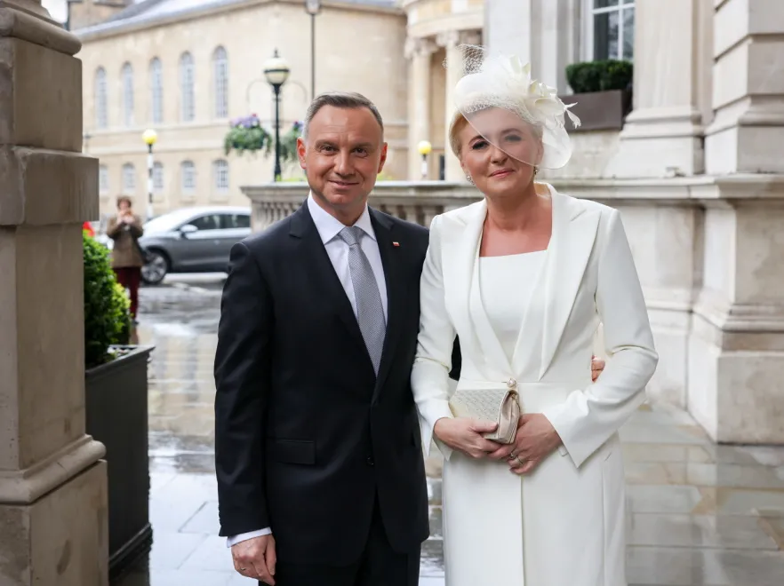 Big size = big efekt? Agata Duda z okazałym fascynatorem na głowie zadała szyku na koronacji Karola III [FOTO]