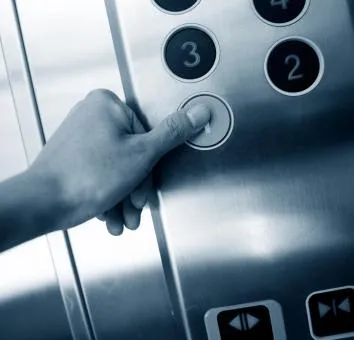 Poważna awaria sieci energetycznej. Ludzie uwięzieni w windach