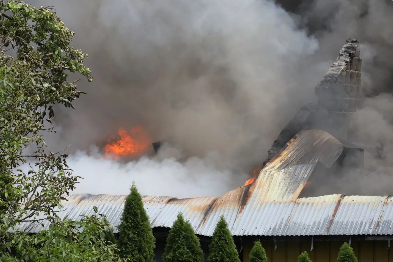Potężny pożar i dym pod Warszawą. "Zamykajcie okna"