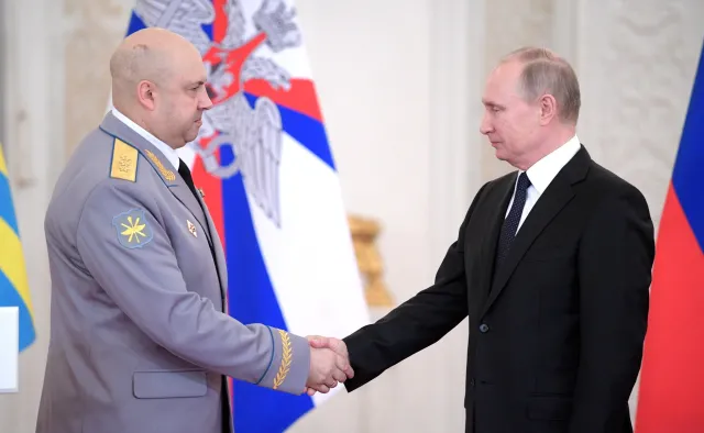 Nietypowa operacja Kremla. ISW: Putin nie ufa młodszym oficerom