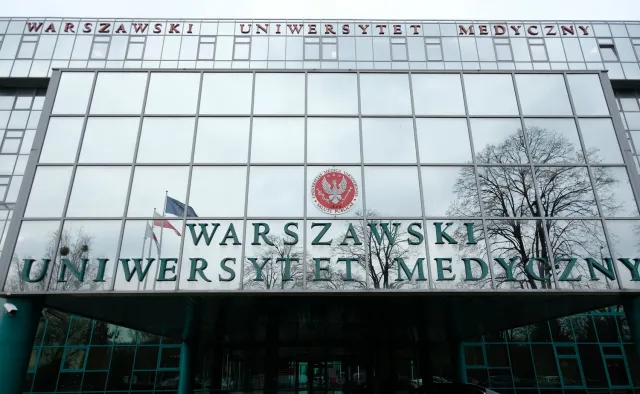 Antysemicki transparent na marszu w Warszawie niosła studentka WUM? Uczelnia reaguje