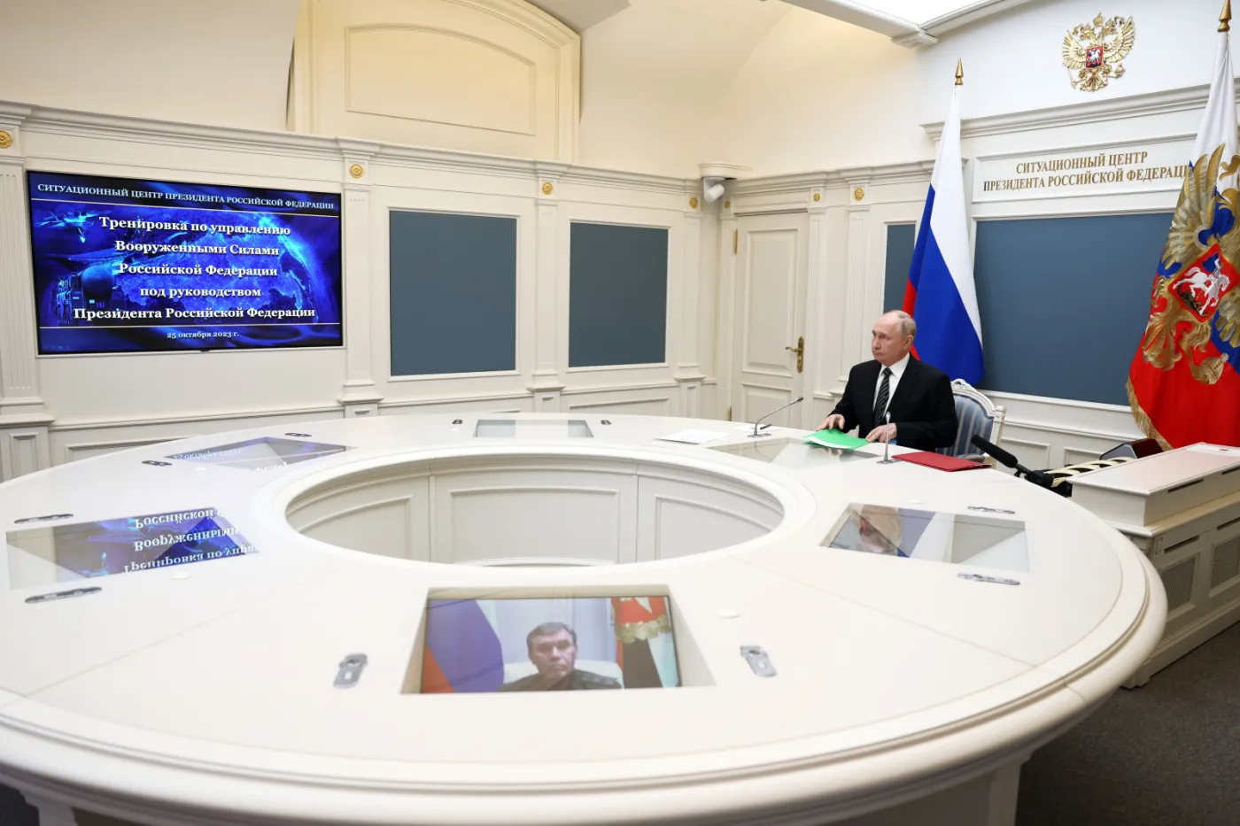 Władimir Putin nadzoruje ćwiczenia 
