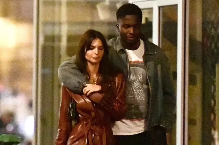 Emily Ratajkowski namiętnie całuje nowego faceta. To znany francuski aktor