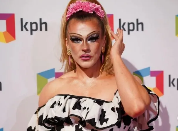 Drag queen rusza na podbój TVP. Ma chrapkę na stanowisko Holeckiej. Uda sie?