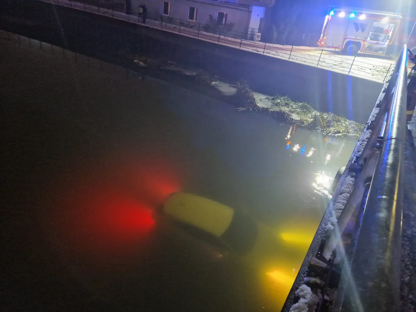 Gdańsk: Wjechał do rzeki, zostawił włączone światła