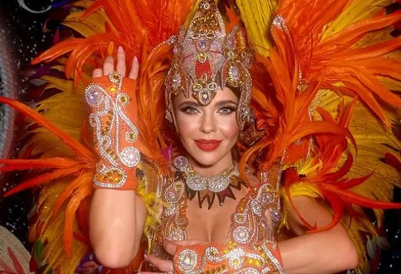 Edyta Herbuś szaleje na sylwestrowej zabawie. Fani podziwiają "kaloryfer na brzuchu" [FOTO]