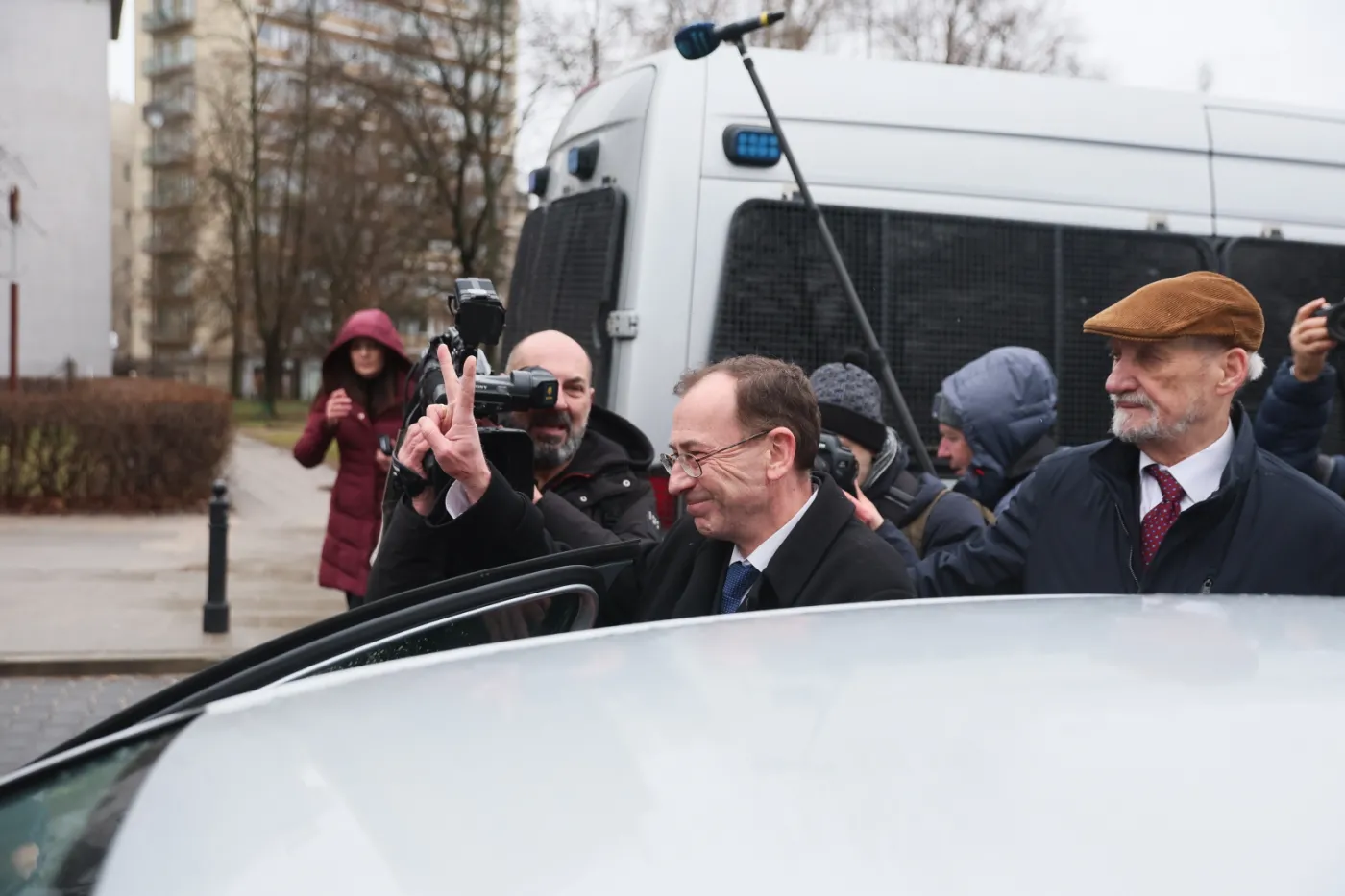 Dantejskie sceny przed Sejmem. "Antoni przyłożył Mariuszowi" [NAGRANIE]