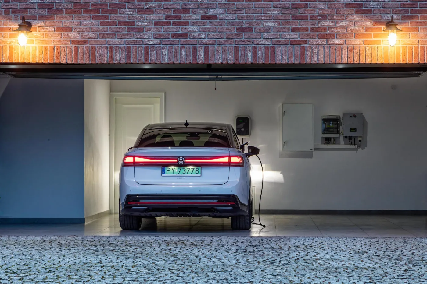 Ładowanie samochodu elektrycznego