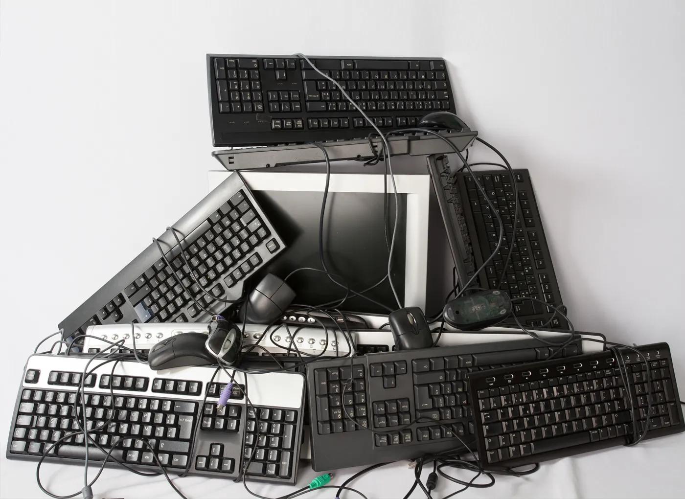 Aż 20 mln sztuk elektrośmieci w polskich domach. Eksperci biją na alarm