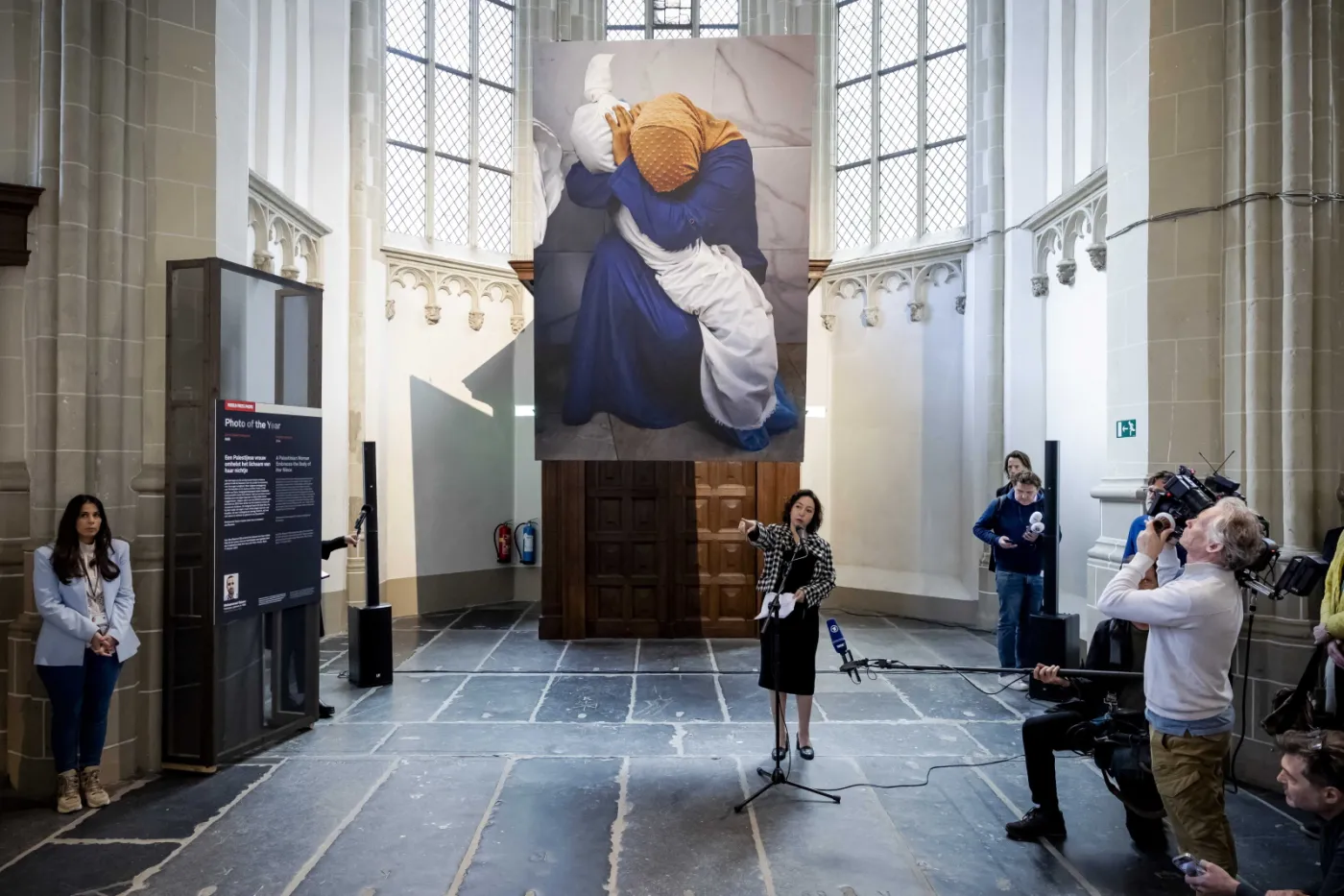 Uchwycił "przejmujący i smutny moment" w kostnicy w Chan Junis. World Press Photo przyznane...