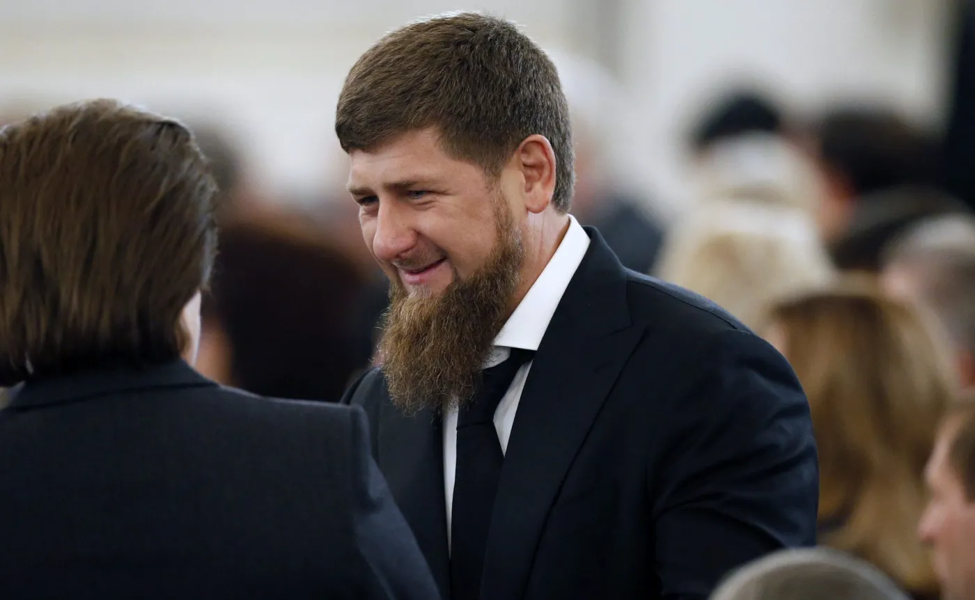 Kadyrow mówi "potrzymaj mi piwo". Absurdalne nagranie czeczeńskiego przywódcy
