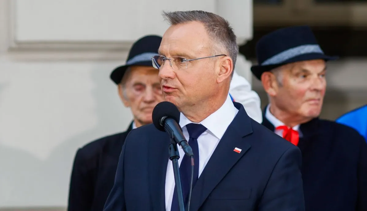 Afera "Red is Bed". Andrzej Duda: Staram się nosić odzież polską...