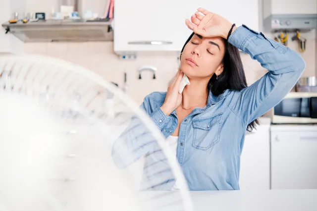 Jak ochłodzić mieszkanie w czasie upałów? Zastosuj ten trik z wentylatorem