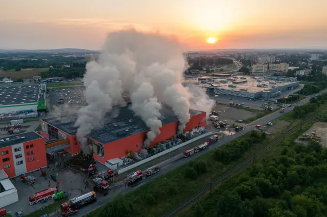 Pożar marketu budowlanego w Krośnie. Sytuacja została opanowana