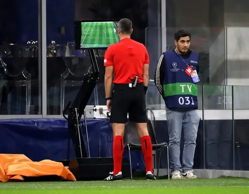 Kibice przerwali mecz. Protestowali przeciwko systemowi VAR