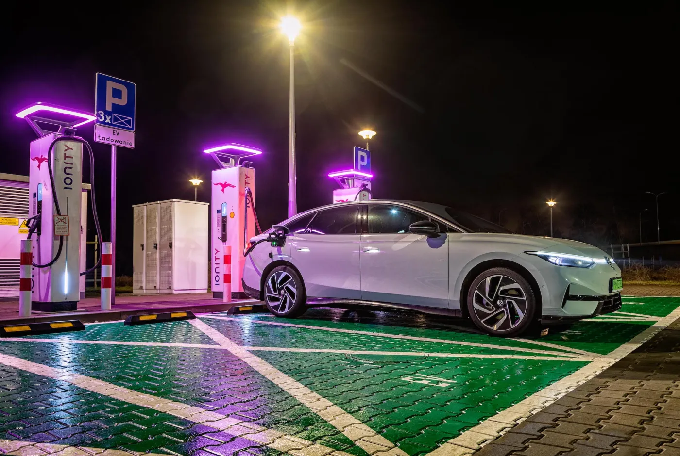 Ładowanie samochodu elektrycznego