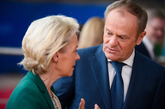 Politico: Tusk jak Kaczyński, ale von der Leyen go tak nie skrytykuje