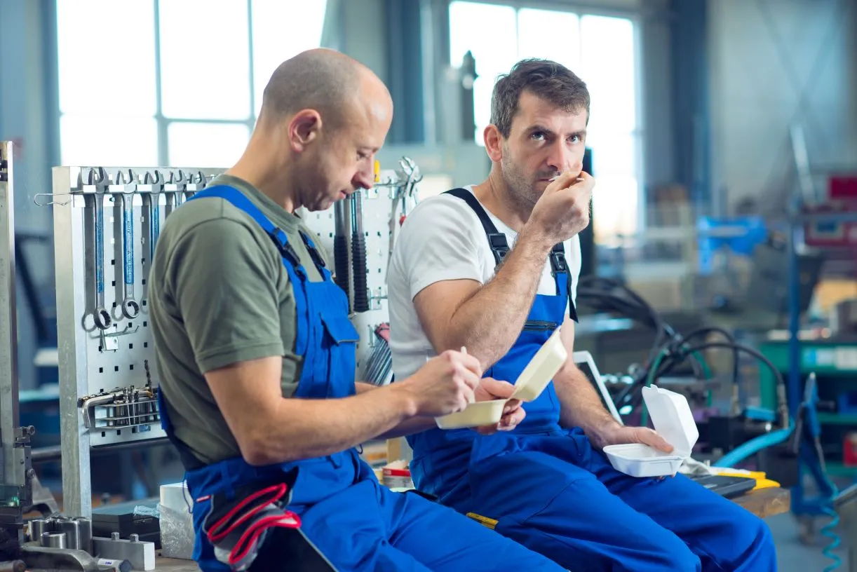 pracownicy jedzenie przerwa lunch posiłek profilaktyczny