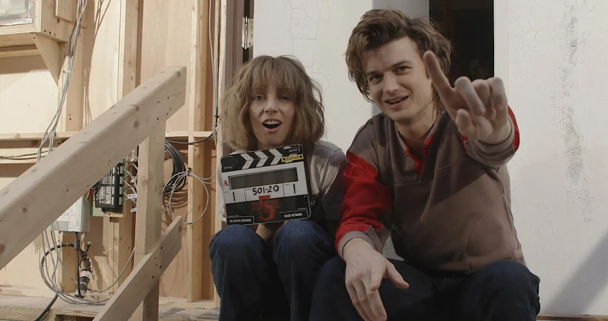 Maya Hawke, czyli serialowa Robin Buckley, i Joe Keery, czyli Steve Harrington, na planie 5. sezonu serialu "Stranger Things"