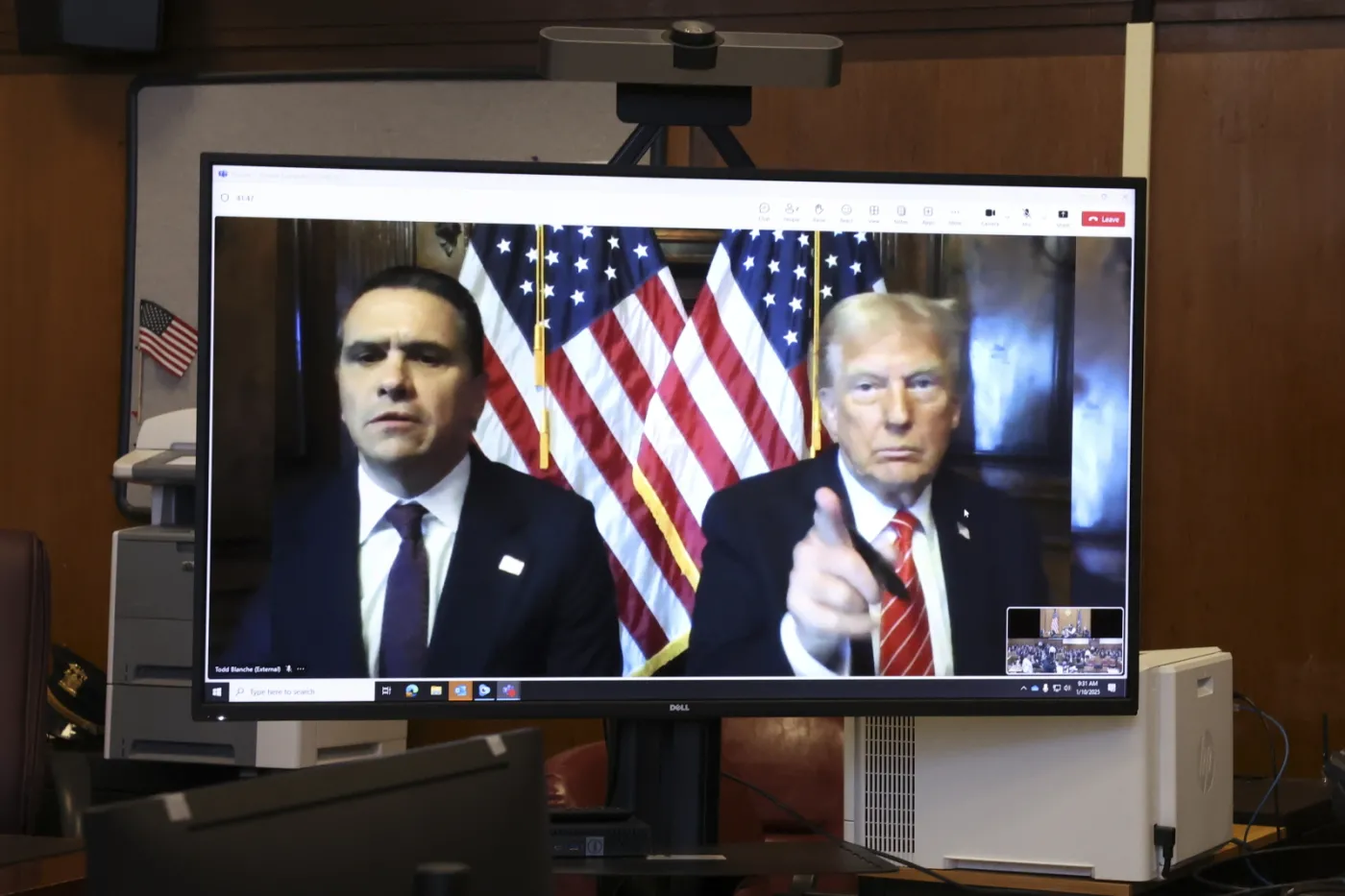 Donald Trump online podczas procesu
