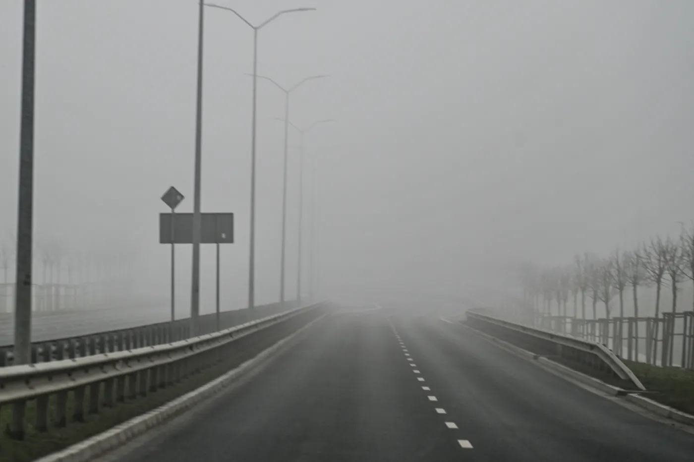 Mgła paraliżuje południe Polski. IMGW wydało ostrzeżenia