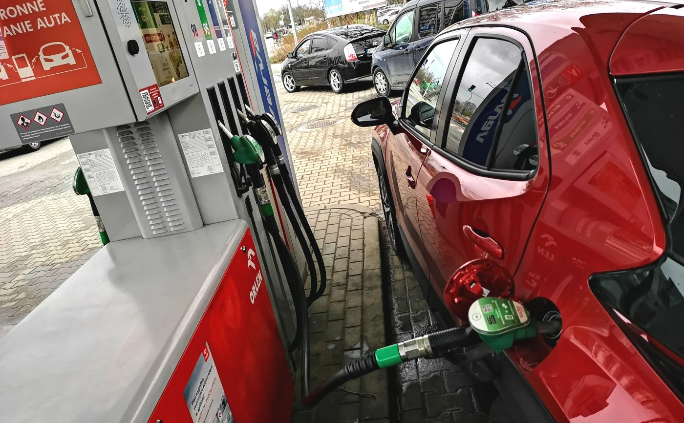 Tankowanie benzyny na stacji paliw