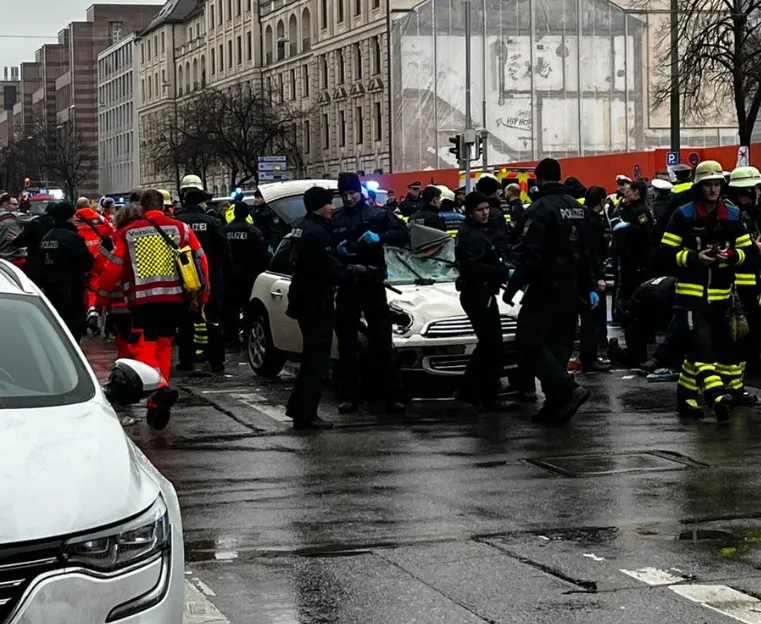 Niemcy: Samochód wjechał w grupę ludzi. Są ranni