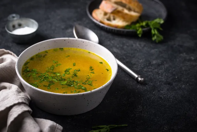 Dodaj to do rosołu, będzie klarowny i przejrzysty. Prosty trik szefów kuchni