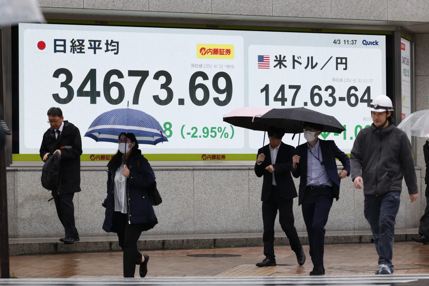 "To bomba wymierzona w światowy system". Ekspert o cłach Trumpa