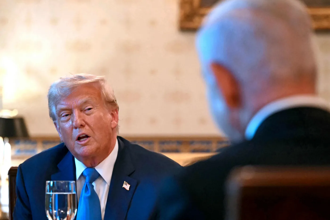 Trump ma do niego słabość, ale Netanjahu może przelicytować. "Bibi zachowuje się jak szaleniec"