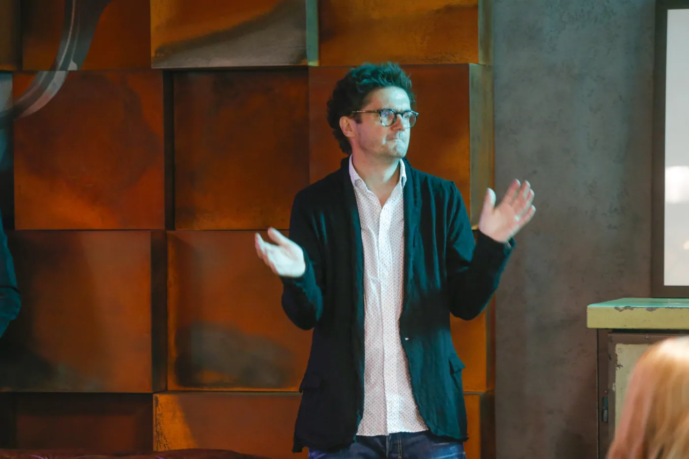 Kuba Wojewódzki po 15 latach odchodzi z Teatru 6. piętro. Wszystko przez Żurnalistę