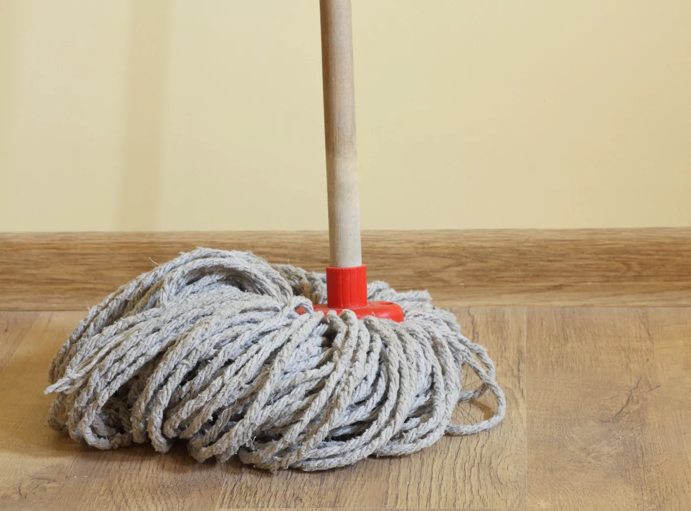 Nie używaj octu do podłóg. Zamiast tego wsyp łyżeczkę do wiadra z wodą. Smugi znikną bezpowrotnie