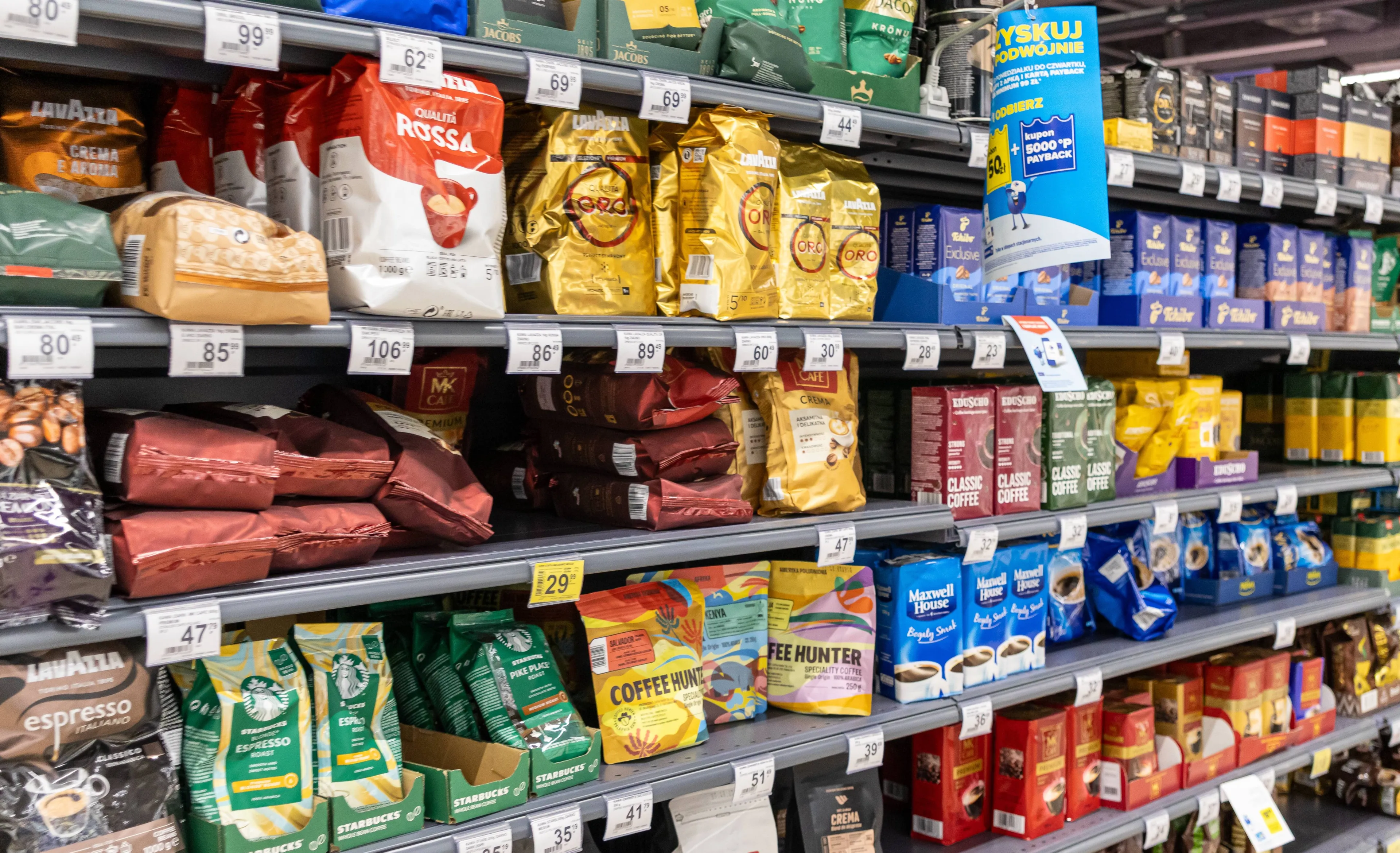 Znana sieć wyprzedaje dobrą kawę. Druga taniej o 60 proc.