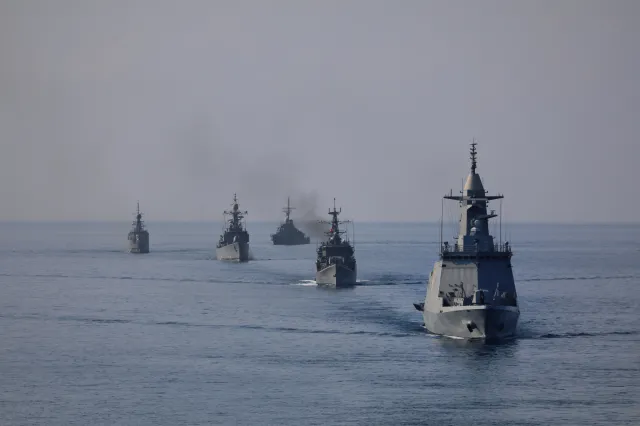 Chińska armia rozpoczęła manewry z udziałem ostrej amunicji. Jest reakcja Rosji