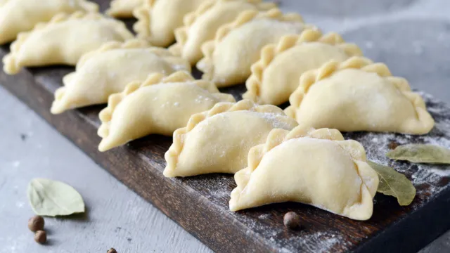 Mrozić surowe czy ugotowane pierogi na święta 2025? Jak mrozić pierogi, żeby nie pękały? Fenomenalny trik na mrożenie pierogów