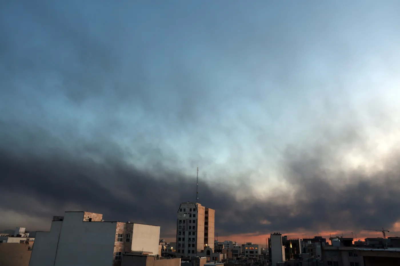 Nowe ataki na Iran. Uderzenie w lotnisko i siedzibę Zgromadzenia Ekspertów