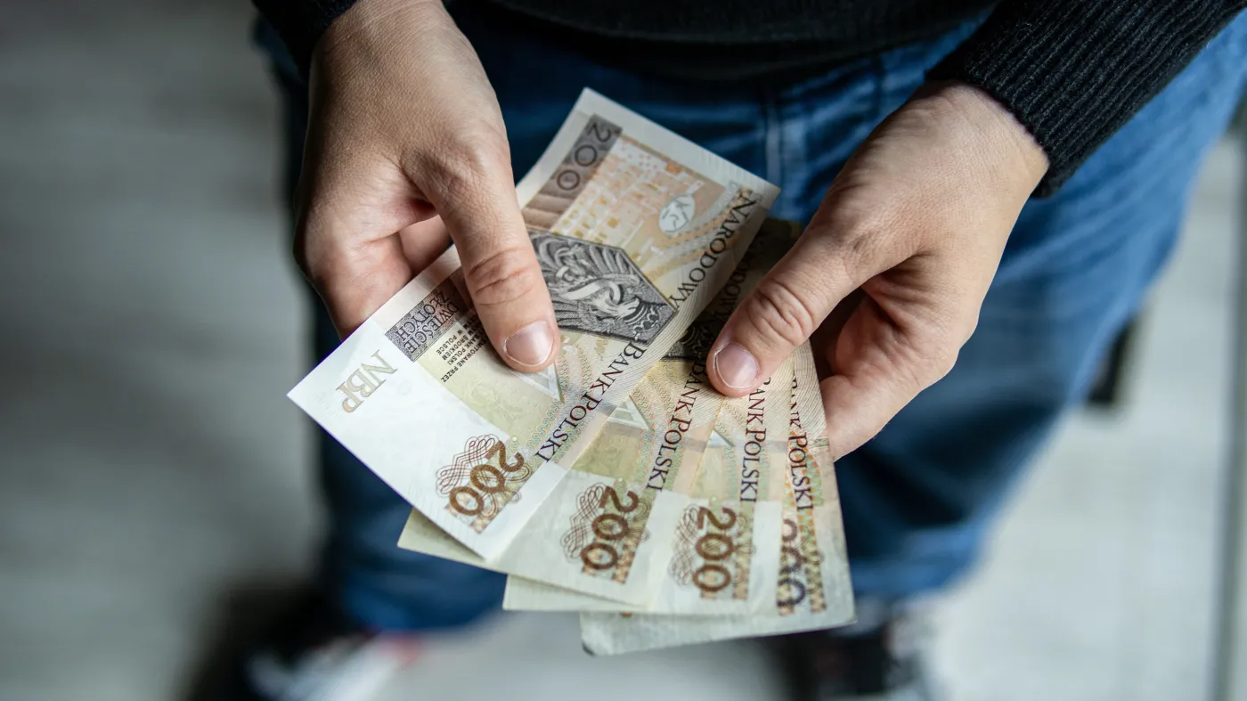 Zbliżenie na plik banknotów o nominale 200 zł