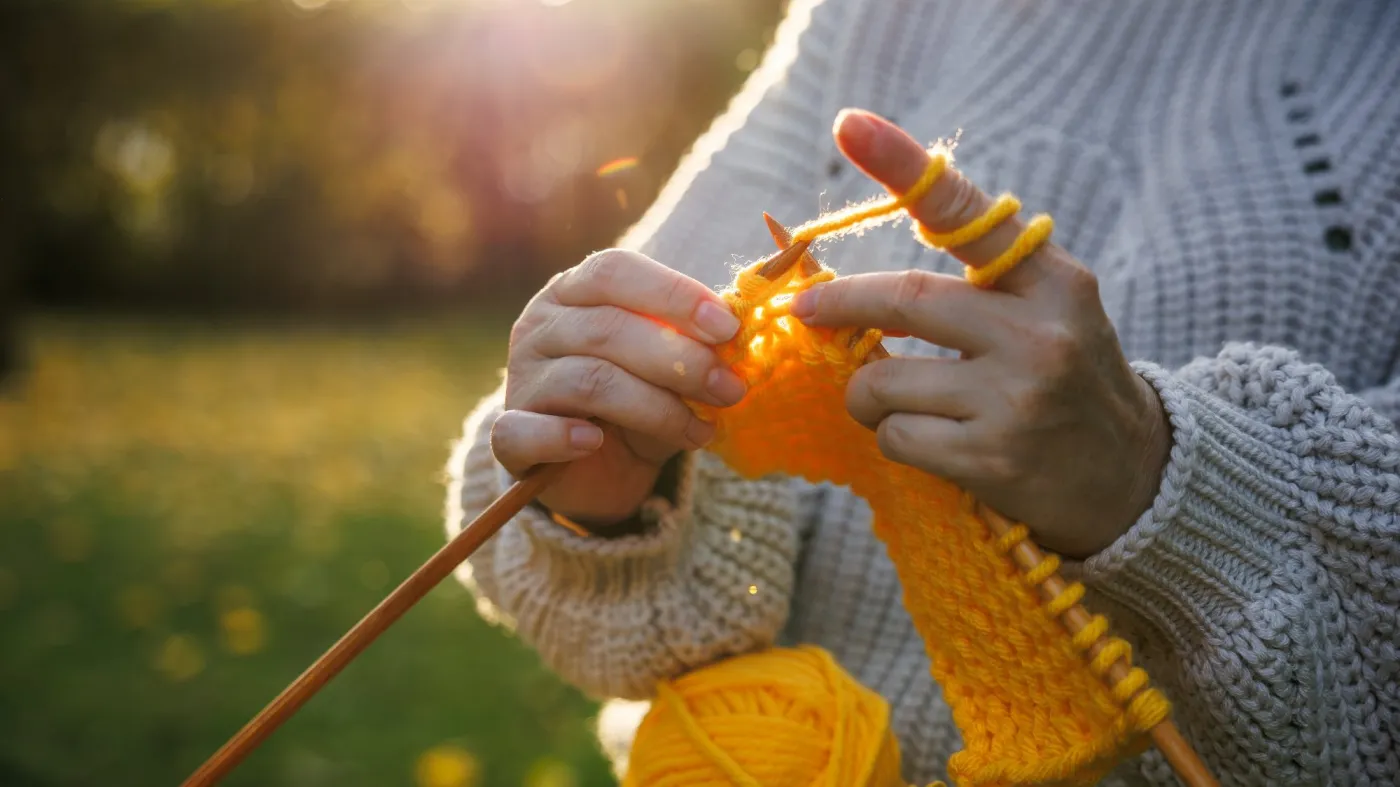 Wakacje z drutami. Dlaczego warto zacząć dziergać i jak to hobby zmienia codzienność?