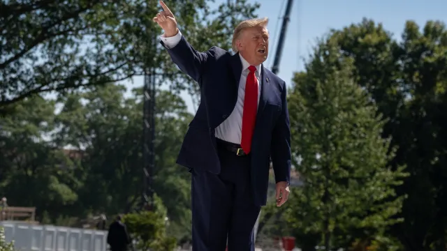 Trump lawiruje ws. baz USA w Polsce. "Przyglądam się sprawie"