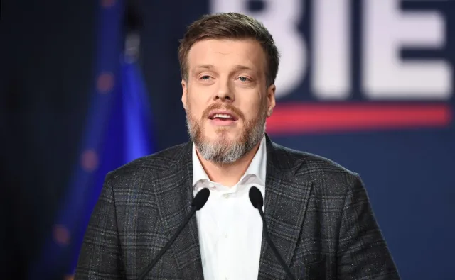 Zandberg bije w Balcerowicza: Chodzi po mediach i wygłasza tezy z kosmosu