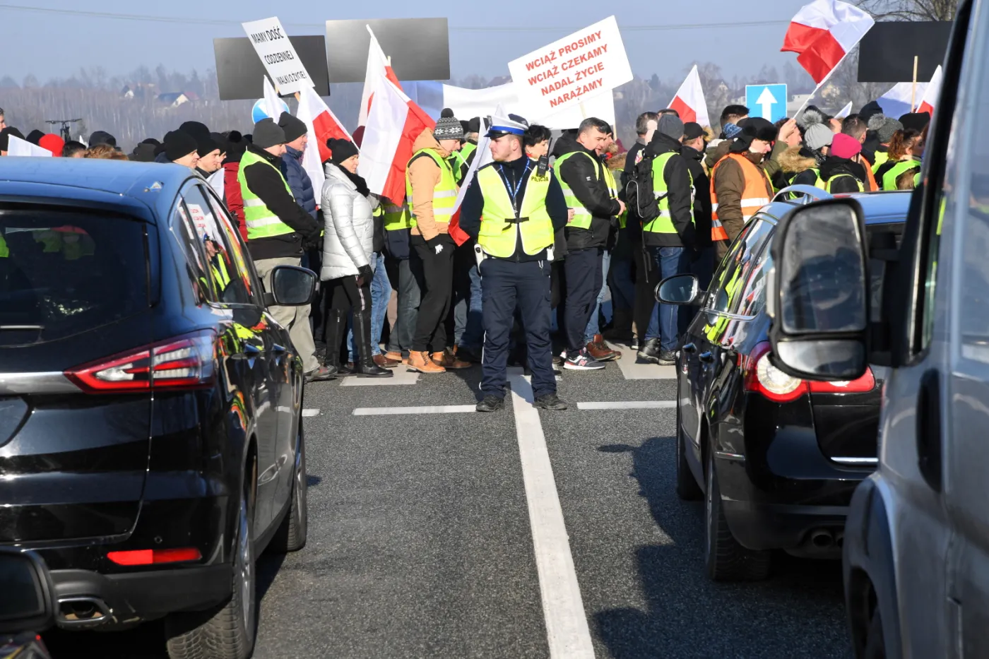 Koniec blokady zakopianki. Mieszkańcy Krzyszkowic domagają się bezpiecznego przejścia