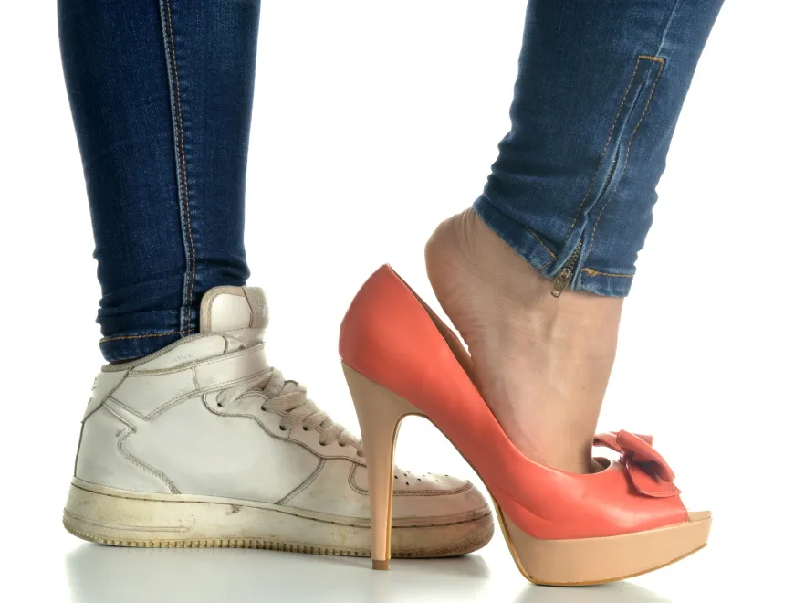 Szpilki i dresy? Krótka (ale ważna!) lekcja dobierania butów do ubrań