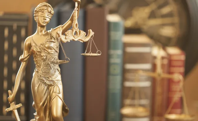 Ruszył proces mężczyzny oskarżonego o pocięcie twarzy butelką 18-latce. Grozi mu dożywocie