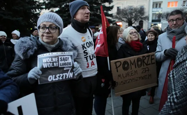 Solidarni z Juszczyszynem. Manifestacja przed olsztyńskim sądem