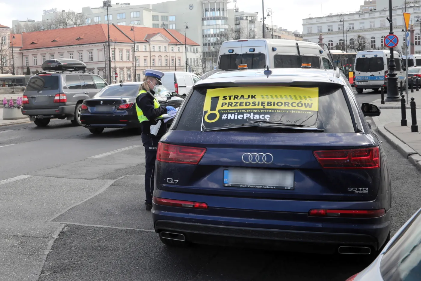 Protest przedsiębiorców w Warszawie. Dotarli po kancelarię premiera