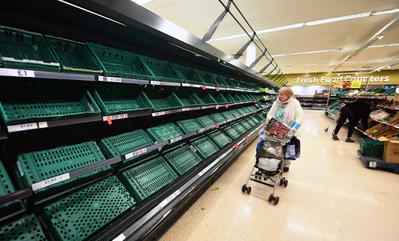 Puste półki w marketach na świecie. Sklepy wprowadzają limity sprzedaży. Jak jest u nas?